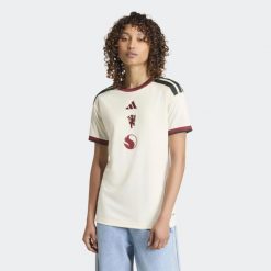 Koszulka z trzeciego zestawu Manchester United 26/27. Białe koszulki sportowe damskie Adidas, m, bez wzorów, z materiału, bez kołnierzyka, bez ramiączek, do piłki nożnej, climacool (adidas). Za 439.00 zł.