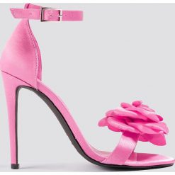 Galore x NA-KD Szpilki z ozdobnymi różami - Pink. Różowe szpilki damskie Galore x NA-KD, w paski. W wyprzedaży za 48.59 zł.