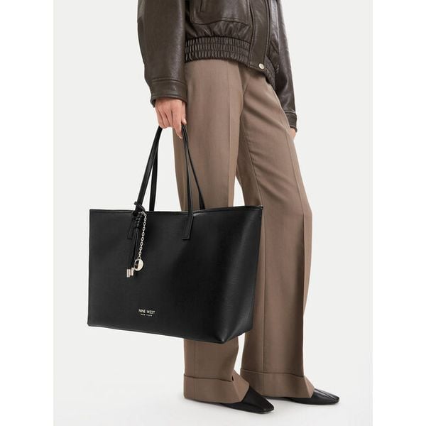 Torebka Nine West. Czarne torebki do ręki damskie Nine West, bez wzorów, bez dodatków. Za 279.99 zł.