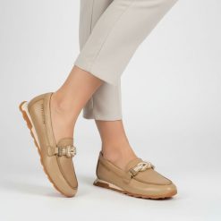 Półbuty damskie Hispanitas, ze skóry naturalnej wsuwany krój metalowa ozdoba na podbiciu, beżowe, HV264662 Bolero-V26 Desert. Brązowe półbuty damskie Hispanitas, z aplikacjami, z jeansu, eleganckie, bez obcasa, bez zapięcia. Za 619.00 zł.