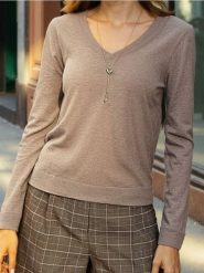 Sweter z dekoltem w serek - brązowy. Brązowe swetry damskie Sinsay, l, bez wzorów, bez kołnierzyka, bez ramiączek, bez kaptura. Za 39.99 zł.