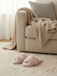 Kapcie z futerkiem - beżowy. Brązowe kapcie damskie Sinsay, bez wzorów. Za 25.99 zł.