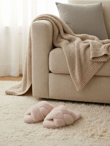 Kapcie z futerkiem - beżowy. Brązowe kapcie damskie Sinsay, bez wzorów. Za 25.99 zł.