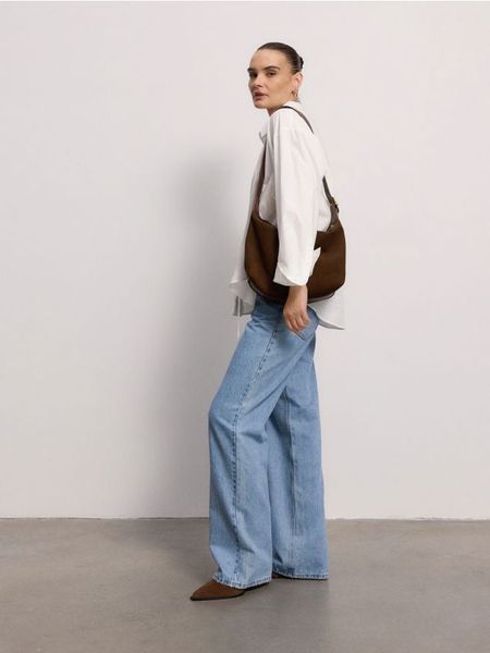 Zamszowa torebka na ramię - brązowy. Brązowe torby na ramię damskie Reserved, bez wzorów, z zamszu, zamszowe, bez dodatków. Za 279.99 zł.