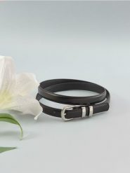 Pasek ze srebrną klamrą - czarny. Czarne paski damskie Sinsay, bez wzorów. Za 15.99 zł.