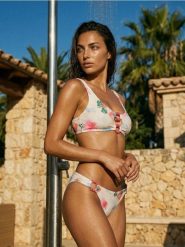 Góra od bikini z ozdobnymi koralikami - wielobarwny. Bikini damskie Sinsay, l, bez wzorów. Za 29.99 zł.