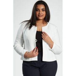 Klasyczny, damski żakiet w kolorze ecru oraz dużych rozmiarach OVERSIZE PLUS SIZE WIOSNA. Kardigany damskie marki Moda Size Plus Iwanek. Za 149.00 zł.