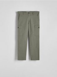 Bawełniane spodnie cargo - ciemnozielony. Zielone spodnie materiałowe męskie Reserved, l, bez wzorów, z bawełny. W wyprzedaży za 79.99 zł.