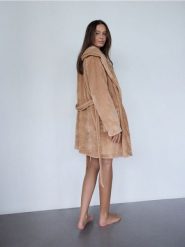 Szlafrok z paskiem - beżowy. Brązowe szlafroki damskie Reserved, l, bez wzorów, z dzianiny, bez ramiączek, bez kaptura. W wyprzedaży za 79.99 zł.