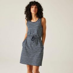 Sukienka casual damska Ariena. Niebieskie t-shirty damskie Regatta, bez wzorów, casualowe, bez kołnierzyka. Za 172.50 zł.