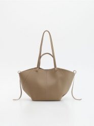 Torebka shopper - beżowy. Brązowe torebki shopper damskie Reserved, bez wzorów, ze skóry, bez dodatków. Za 179.99 zł.