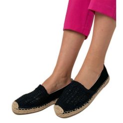 Czarne espadryle ażurowe na platformie. Czarne espadryle damskie na lato, w ażurowe wzory, z tkaniny, eleganckie, z okrągłym noskiem, bez obcasa, na platformie, bez zapięcia. Za 81.09 zł.