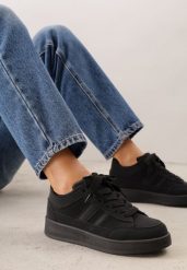 Czarne Sneakersy Casual z Ozdobnymi Przeszyciami i Paskami z Boku Ariesera. Czarne obuwie sportowe damskie Born2be, bez wzorów, z denimu. Za 99.99 zł.