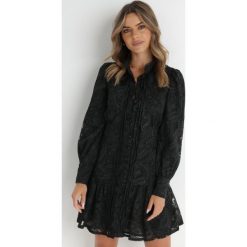 Czarna Sukienka Toppey. Czarne sukienki damskie Born2be, s, w ażurowe wzory, z koronki, boho, bez kołnierzyka, bez ramiączek, mini. Za 209.99 zł.