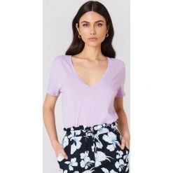 NA-KD Basic T-shirt z dekoltem V - Purple. Fioletowe t-shirty damskie NA-KD Basic, z bawełny. W wyprzedaży za 21.18 zł.
