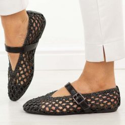 Czarne przewiewne baleriny damskie T.Sokolski 137. Czarne baleriny damskie Sokolski, na lato, w ażurowe wzory, z jeansu, casualowe, bez obcasa, na płaskiej podeszwie. W wyprzedaży za 157.52 zł.