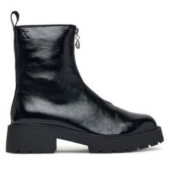 Botki Calvin Klein. Czarne botki damskie Calvin Klein, bez obcasa, na płaskiej podeszwie, bez zapięcia. Za 749.99 zł.