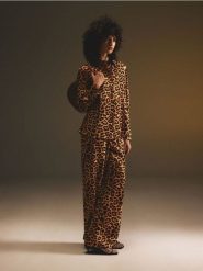 Spodnie z nadrukiem zwierzęcym - wielobarwny. Spodnie materiałowe damskie Reserved, l, bez wzorów, z wiskozy. W wyprzedaży za 69.99 zł.