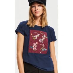 T-shirt z nadrukiem - Granatowy. Niebieskie t-shirty damskie Reserved, z nadrukiem. Za 29.99 zł.