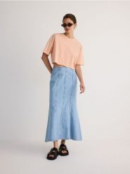 Krótki t-shirt - jasnopomarańczowy. Brązowe t-shirty damskie Reserved, l, bez wzorów, z bawełny, bez kołnierzyka. W wyprzedaży za 25.99 zł.