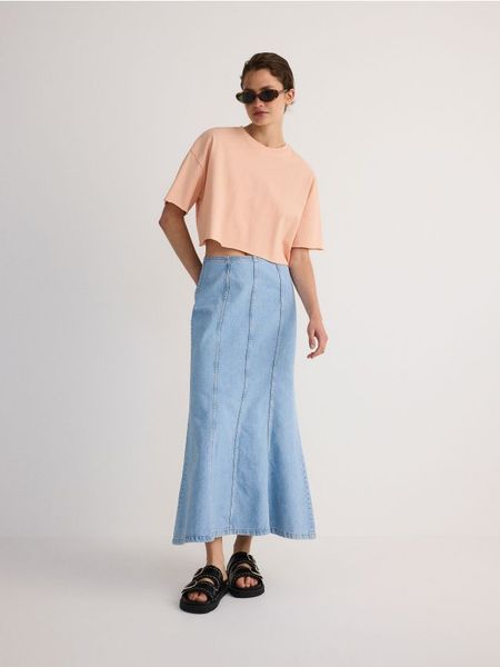 Krótki t-shirt - jasnopomarańczowy. Brązowe t-shirty damskie Reserved, l, bez wzorów, z bawełny, bez kołnierzyka. W wyprzedaży za 25.99 zł.