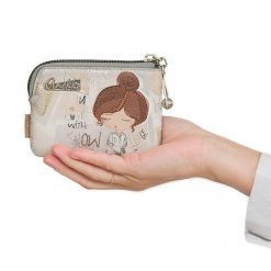 Portfel damski Anekke, z ozdobnym nadrukiem i metalowym logo zapinany na zamek błyskawiczny idealny na monety karty i drobne dokumenty kompaktowy for. Szare portfele damskie Anekke, bez wzorów. Za 109.00 zł.