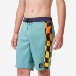 Spodenki surfingowe dla dzieci Decathlon 900 Checkboard. Brązowe kąpielówki dla chłopców Decathlon, bez wzorów, z materiału. Za 79.99 zł.