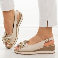 Beżowe skórzane sandały damskie na koturnie T.Sokolski L26-679. Brązowe sandały damskie Sokolski, z aplikacjami, ze skóry, bez obcasa, na koturnie, bez zapięcia. Za 219.00 zł.