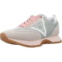 Buty GUESS FLTBAI SUE12 Zielony. Zielone obuwie sportowe damskie Guess, z aplikacjami, ze skóry, trekkingowe. Za 510.09 zł.