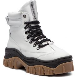 Trapery BRONX - 47174-A BX 1553 White/Black/Gum 2959. Białe śniegowce i trapery damskie Bronx, z materiału. Za 739.00 zł.