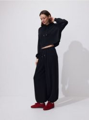 Krótka bluza z wiskozą - czarny. Czarne bluzy damskie Reserved, l, bez wzorów, z dzianiny, bez kaptura. Za 89.99 zł.