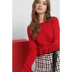 Sweter z fakturą i wiązaniem. Czerwone swetry damskie Orsay, z dzianiny. Za 79.99 zł.