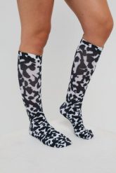 Skarpetki narciarskie / snowboardowe Penfold Collab. Białe skarpety damskie OOSC, bez wzorów, z elastanu. Za 132.99 zł.