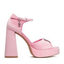 Sandały Juicy Couture. Czerwone sandały damskie Juicy Couture, bez wzorów, bez obcasa, na słupku, bez zapięcia. Za 209.99 zł.