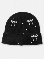 Prążkowana czapka beanie z ozdobną aplikacją kokard - czarny. Czarne czapki i kapelusze damskie Sinsay, z aplikacjami, prążkowane. Za 19.99 zł.