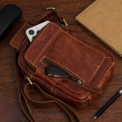 Torba męska skórzana na ramię mała listonoszka brązowa nubuk Beltimore N21. Brązowe torby na ramię męskie bez wzorów, z nubiku, na ramię, małe. Za 159.99 zł.