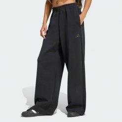 SPODNIE SOFT LUX STRAIGHT LEG. Czerwone spodnie sportowe damskie Adidas, s, bez wzorów, z bawełny, na fitness i siłownię. Za 299.00 zł.