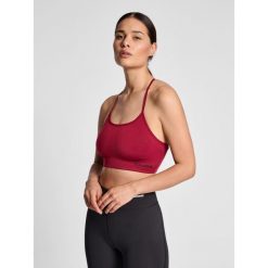 Damski bezszwowy biustonosz sportowy Hummel Tiffy. Czerwone obuwie sportowe damskie Hummel, bez wzorów, na fitness i siłownię. Za 128.00 zł.