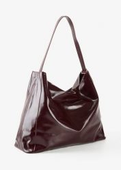 Torba typu shopper z błyszczątej imitacji skóry. Czerwone torebki shopper damskie bonprix, bez wzorów, ze skóry, eleganckie, bez dodatków. Za 124.99 zł.