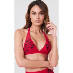 Wolf & Whistle Góra bikini z haftem - Red. Czerwone bikini damskie Wolf & Whistle, z haftami. W wyprzedaży za 50.48 zł.