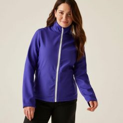 Damska kurtka softshell Ablaze z nadrukiem. Fioletowe kurtki damskie Regatta, na jesień, bez wzorów, z softshellu, bez kaptura. Za 199.99 zł.