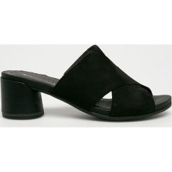 Tamaris - Klapki. Czarne klapki damskie Tamaris, bez wzorów, z materiału, bez obcasa, na obcasie, bez zapięcia. W wyprzedaży za 159.90 zł.