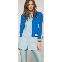 Wrangler - Kurtka bomber. Szare kurtki damskie Wrangler, z materiału. W wyprzedaży za 269.90 zł.