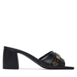 Klapki Guess. Czarne klapki damskie Guess, z aplikacjami, bez obcasa. Za 549.99 zł.