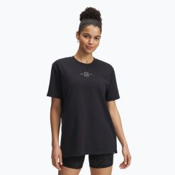 Koszulka damska Under Armour Project Rock Campus. Czarne koszulki sportowe damskie Under Armour, m, bez wzorów, bez kołnierzyka, bez ramiączek, na fitness i siłownię. Za 159.99 zł.