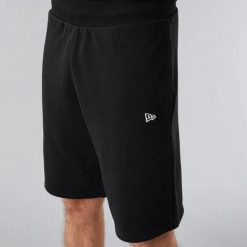 Szorty New Era Essentials. Czarne szorty męskie New Era, m, bez wzorów. Za 221.00 zł.