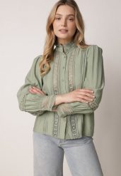 Zielona Koszula ze Stójką i Koronką Argochis. Zielone bluzki damskie Born2be, l, bez wzorów, z jeansu, bez kołnierzyka, bez ramiączek. Za 129.99 zł.