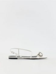 Sandały z paskami - biały. Białe sandały damskie Reserved, bez wzorów, ze skóry, bez obcasa, bez zapięcia. W wyprzedaży za 49.99 zł.