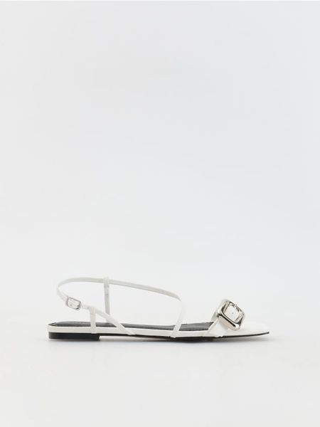 Sandały z paskami - biały. Białe sandały damskie Reserved, bez wzorów, ze skóry, bez obcasa, bez zapięcia. W wyprzedaży za 49.99 zł.