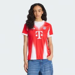 Koszulka FC Bayern 25/26 Home. Czerwone koszulki sportowe damskie Adidas, bez wzorów, bez kołnierzyka, bez ramiączek, do piłki nożnej. Za 439.00 zł.
